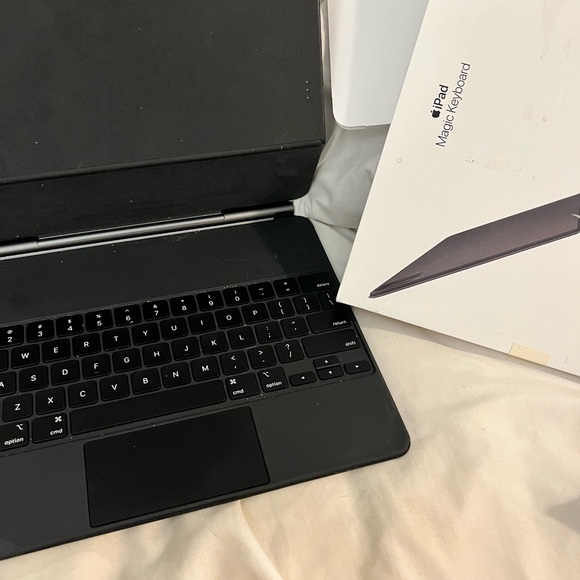 Apple GEN6 (2023) Black Magic Keyboard. Perfect condition, hardly used. $250 - Picture 10 of 12